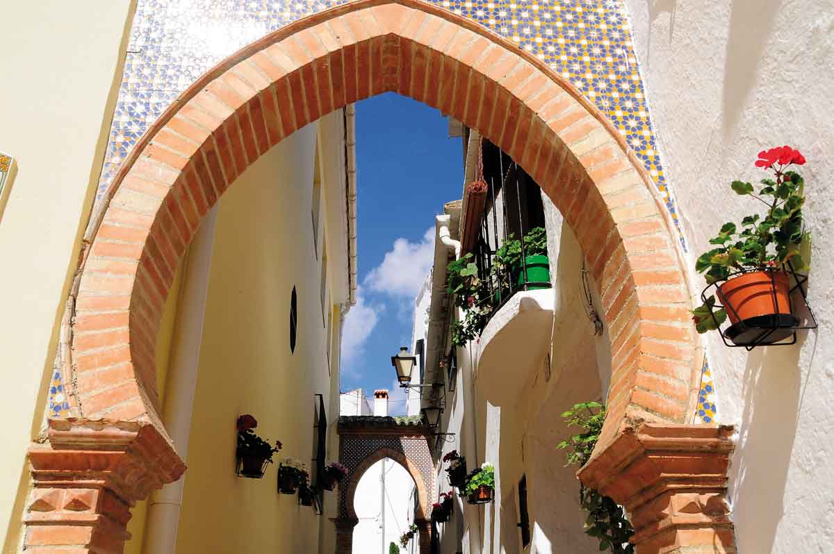 calle-con-arcos-en-alfarnate-dipu